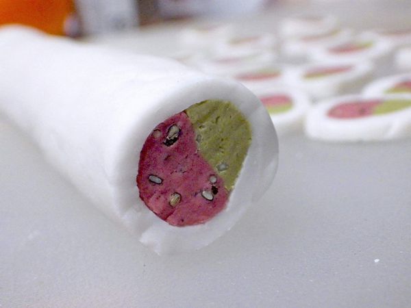 捲好後再稍加壓的扎實一點，切片才會好看