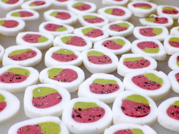 捲好的麵糰切成約0.2公分片狀 2天內吃完的就放在冰箱冷藏室，若是做的太多就放在冷凍庫裡…盡早食用完畢