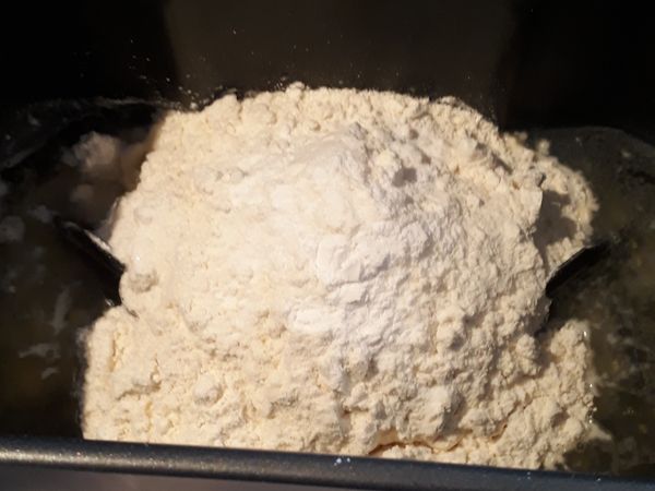 所有材料依次序放入麵包機搞打成光滑麵團 
或用手揉~5分鐘