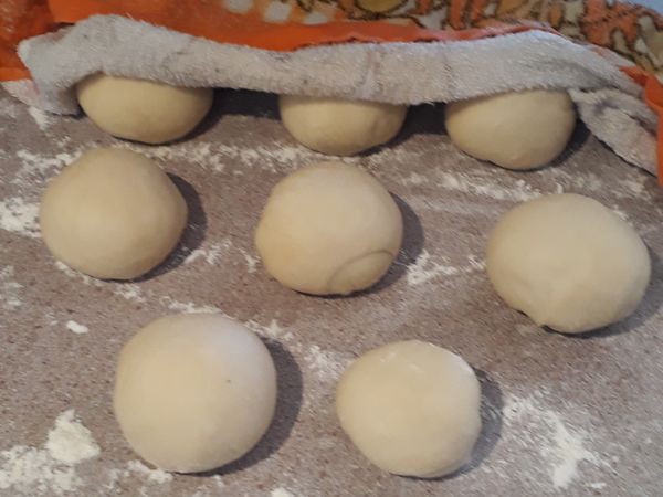 分成40gm 一個的小團,   滾圓，蓋上濕毛巾放鬆弛最小30分鐘