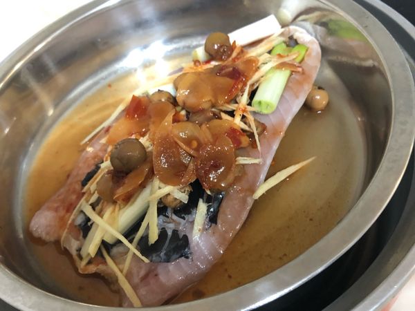 把蔥白、薑絲、破布子鋪在虱目魚肚上放進電鍋，外鍋倒一杯水蓋上鍋蓋按下煮飯即可。