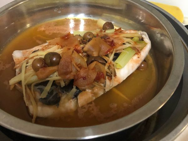 蒸魚完成之後，蔥綠和辣椒切絲鋪在蒸好的魚上面，把一大匙香油用鍋子加熱4、5分鐘倒進鋪在蔥綠的地方就完成了。