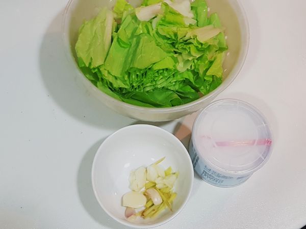 小白菜切三段，薑片切絲，蒜頭打碎備用