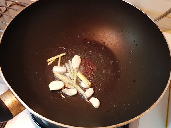 熱油後，加入薑絲、蒜頭爆香