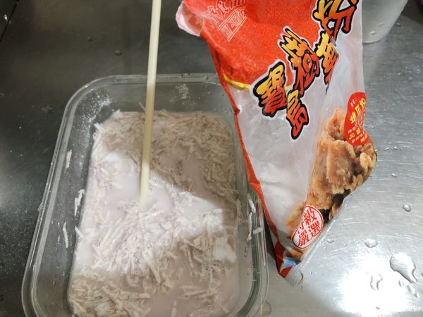 地瓜粉用牛奶、砂糖拌勻後，加入芋頭籤
放入電鍋蒸熟，外放兩杯水