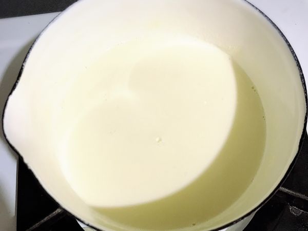 將鮮奶、鮮奶油混合後
開小火加入糖攪拌均勻

再加入擠乾的吉利丁片
慢慢地攪拌至溶解