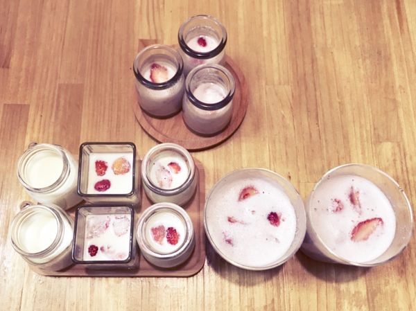 倒入容器 加上草莓裝飾
冰入冷藏室3小時以上