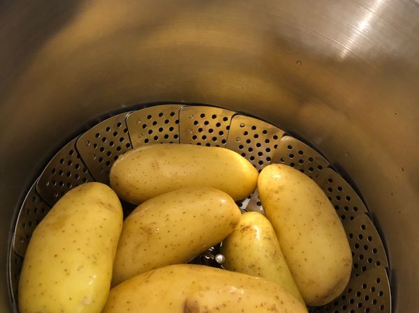馬鈴薯洗淨，加網大火蒸5分鐘，放涼備用