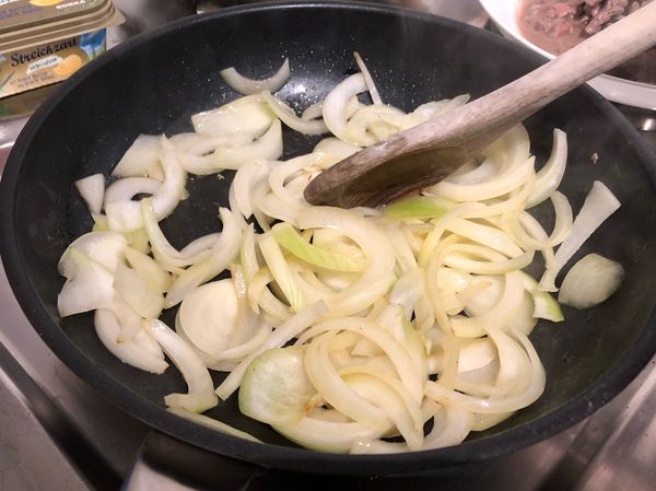 炒醬料-先放奶油熱鍋，洋蔥先下炒軟