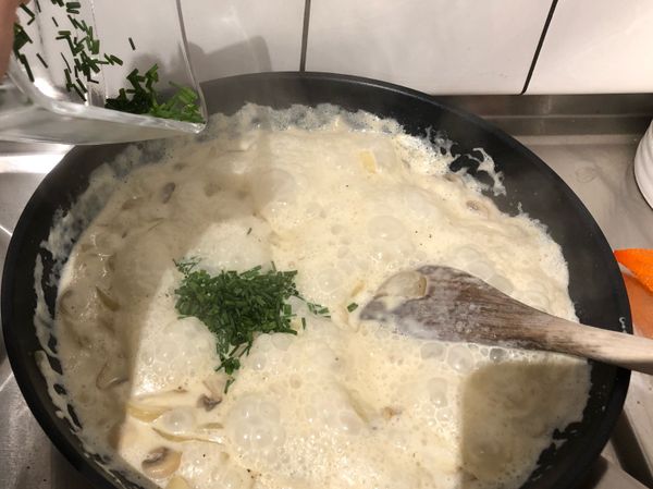 加入調味料、白酒（可省略）跟蝦夷蔥，轉小火讓白酒蒸發醬汁吸收