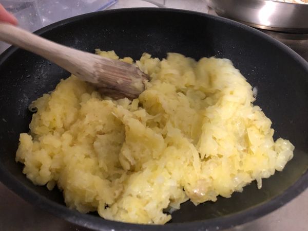 另一個平底鍋加入奶油，煎馬鈴薯煎餅，把馬鈴薯絲鋪平在平底鍋中，小火慢煎