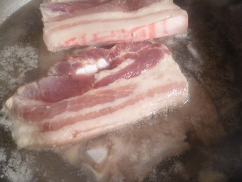 步驟 五花肉用水煮熟