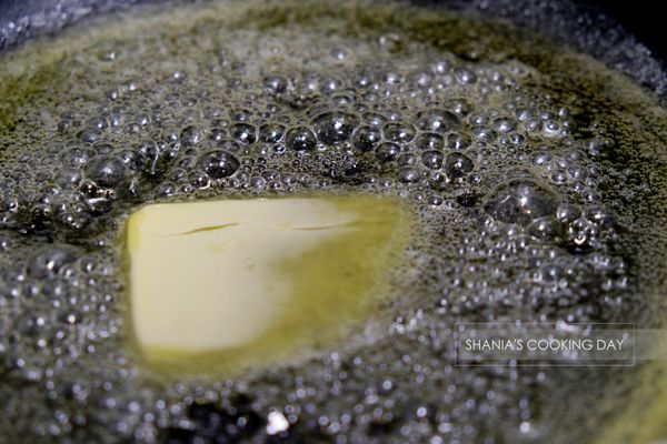 融化奶油
熱鍋後先放入一片有鹽奶油讓它融化於鍋中。