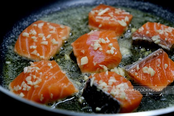 煎香鮭魚
鮭魚切塊之後，一面先抹上鹽巴和蒜末，靜置15分鐘。
接著將鮭魚放入鍋中煎。