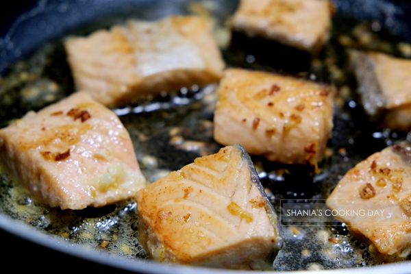 煎香鮭魚
把鮭魚的兩面都煎到赤赤，裡面肉也要熟喔。