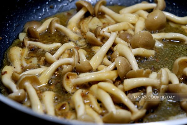 炒香鴻熹菇
把鴻熹菇手撥開後洗淨放入鍋中慢慢炒出香氣。