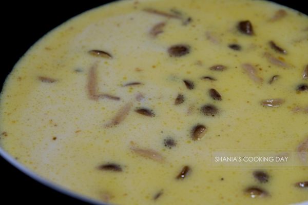 調配白醬
倒入高湯和鮮奶各400g，如果沒有高湯我覺得可以用雞湯塊+水替代，會比單純的開水+牛奶來得有味道也好吃。