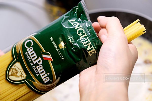 煮義大利麵
放入兩人份的義大利麵條，這次用的是寬扁麵。
一人份大概約100g，想放多點也要注意調整白醬的量喔。