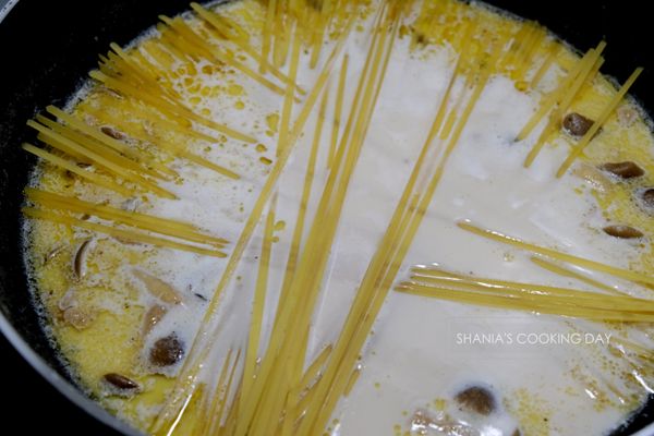 煮義大利麵
將麵條盡量放入白醬湯汁中，這樣熟度會比較均勻。
煮義大利麵我比較喜歡跟湯汁一起煮，覺得比較入味好吃～