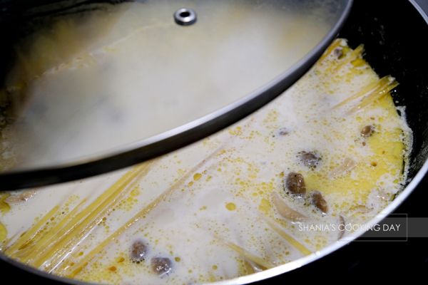 煮義大利麵
蓋上鍋蓋後中小火悶煮約10分鐘左右就好囉。
我每次煮都是算10分鐘，這樣麵條軟硬度剛剛好。