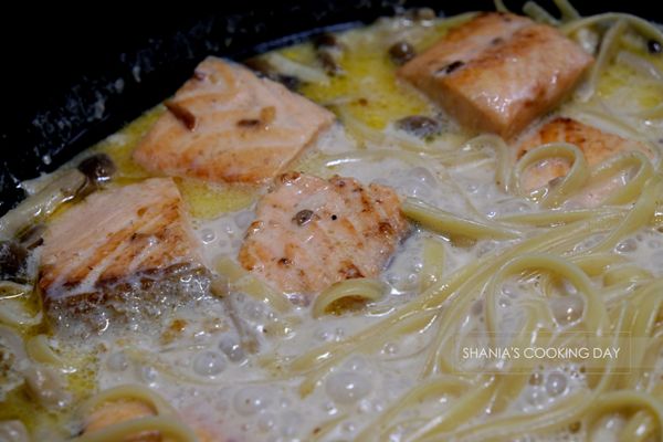 加熱鮭魚
最後將一開始煎好的鮭魚塊放入鍋中，均勻沾裹上白醬也順便加熱。