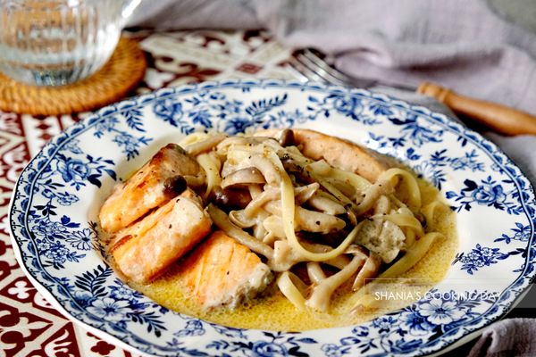 盛盤上桌～ 白醬義大利麵真的是不會失敗的一道料理，必學喔，臨時想做照著這樣的白醬調配都可以成功。