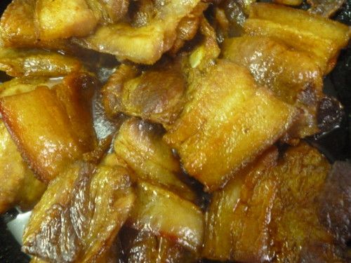 放入醬油,糖,酒,滷至上色