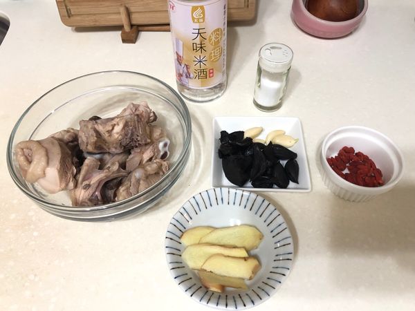 把黑蒜球的外皮一顆顆撥開，雞肉川燙