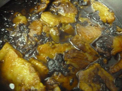 爆香蒜頭,生薑,八角,放入梅乾菜,再炒一會,放入1的湯汁和3的肉