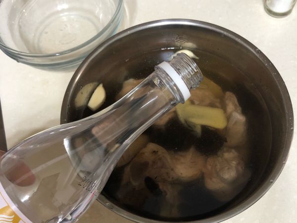 今天是用6人份電鍋煮，把雞肉、黑蒜、蒜頭、薑片放進內鍋水加到6的地方,倒入米酒放進電鍋,外鍋倒入一杯水按下煮飯，煮好時加入枸杞外鍋再倒入一杯水，第二次煮好之後加入鹽巴調味即可。