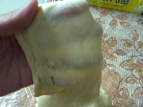 所有材料除了奶油.鹽.酵母外，全部下攪拌鍋打15分鍾，冰入冰箱水合休息30分鐘，再加入鹽.酵母.奶油打15分，因小紅較容易過熱，在小紅外包二片冰敷袋，終溫建議25~27度，有薄膜狀