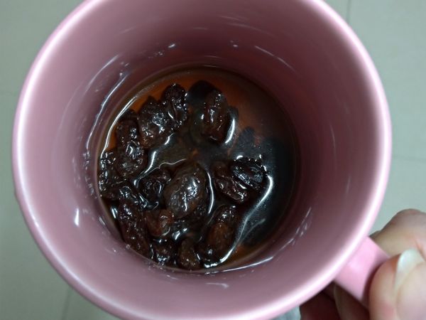 葡萄乾先用葡萄酒泡一下，會比較濕潤