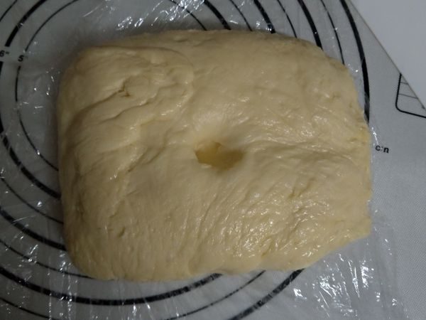 從冰箱取出，於室溫回溫30分鐘，手指沾粉戳一下麵團，不回彈即第一次發酵完成