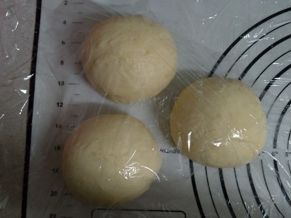 切割3等分，麵團滾圓蓋保鮮膜鬆弛15分鐘