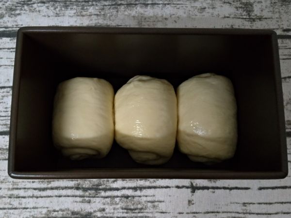 入模，蓋濕步放入烤箱(開發酵功能)後發60~70分鐘，麵糰約長到9分滿，烤箱預熱上火170°/下火190十分鐘