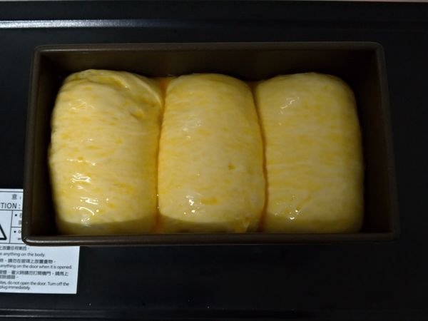 入烤前刷上一層蛋液
上火170/下火190烤20分鐘表面上色後蓋鋁箔紙，
上火170/下火180烤10分，
共烤足30分