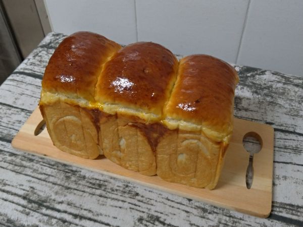 出爐馬上脫模，放涼後再切~