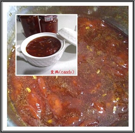 一顆顆剪下併用牙刷一顆顆沙乾淨後，瀝乾水分並風乾，動手做金桔醬 (最天然的食材,保證好吃又不膩)
將金桔放入鍋中稍為的用湯匙壓一壓出汁後，加熱至滾改小火熬煮10分鐘，加入二砂糖糖、冰糖，煮至湯汁汁液變成濃稠(就是用木勺撈起，會呈現糊狀掉落的狀態)約１.５小時，煮好趁熱裝入玻璃瓶。待涼放入冰箱冷藏。