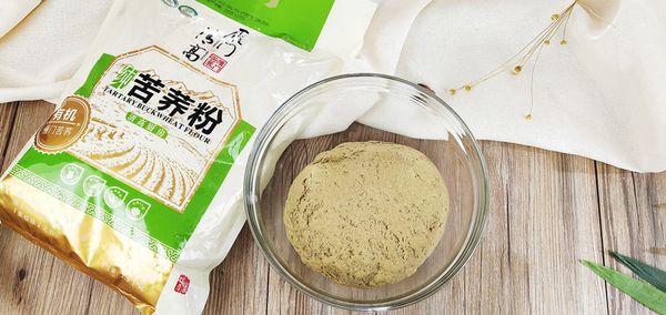 酵母粉用温水化开，加入苦荞粉中，搅拌均匀，揉成面团；