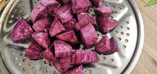 紫薯洗净去皮，切成块状，上锅蒸20分钟，蒸熟后压成紫薯泥；