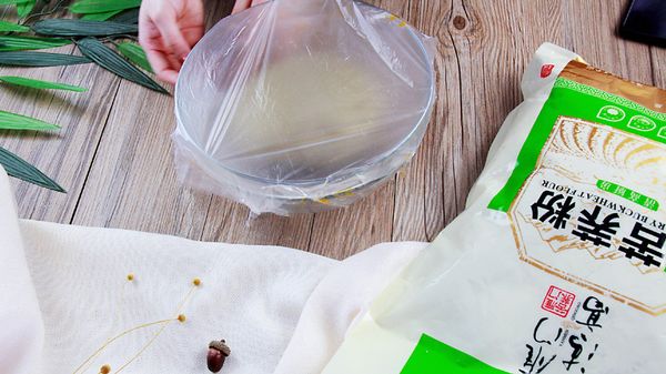 揉至表面光滑，盖保鲜膜，醒面3小时，发酵至两倍大；