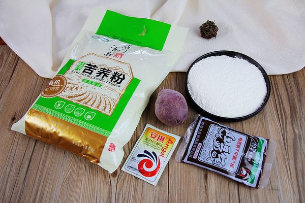 雁门清高有机纯苦荞粉100g和小麦粉400g，混合；