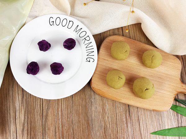 紫薯泥搓成小球，包入面饼，封口搓圆，放入蒸锅蒸30分钟，（也可以是豆沙馅）；