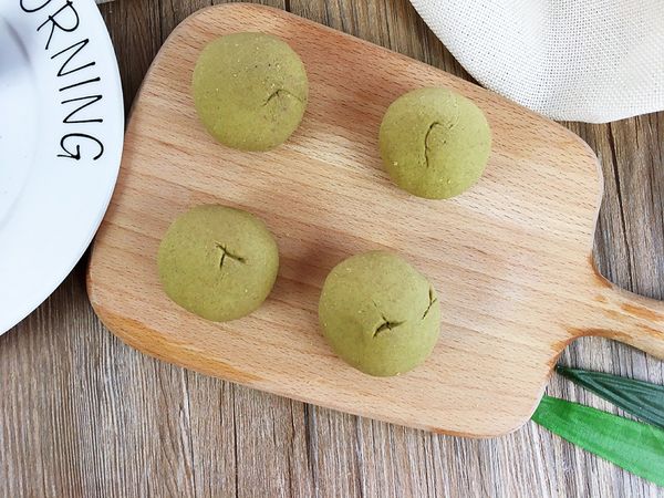 醒好的苦荞面团，反复揉捏排气，至表面光滑，面团揉成长条，切成相同大小的面剂子，搓圆，擀成小面饼；