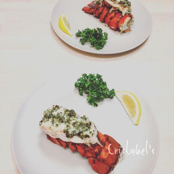 將步驟六倒在龍蝦上, 加上巴西利葉和檸檬擺盤