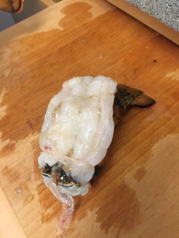 將龍蝦肉小心挑出至上方. (此步驟務必小心！不要割到手了)
龍蝦肉挑出後, 去除上方腸泥.