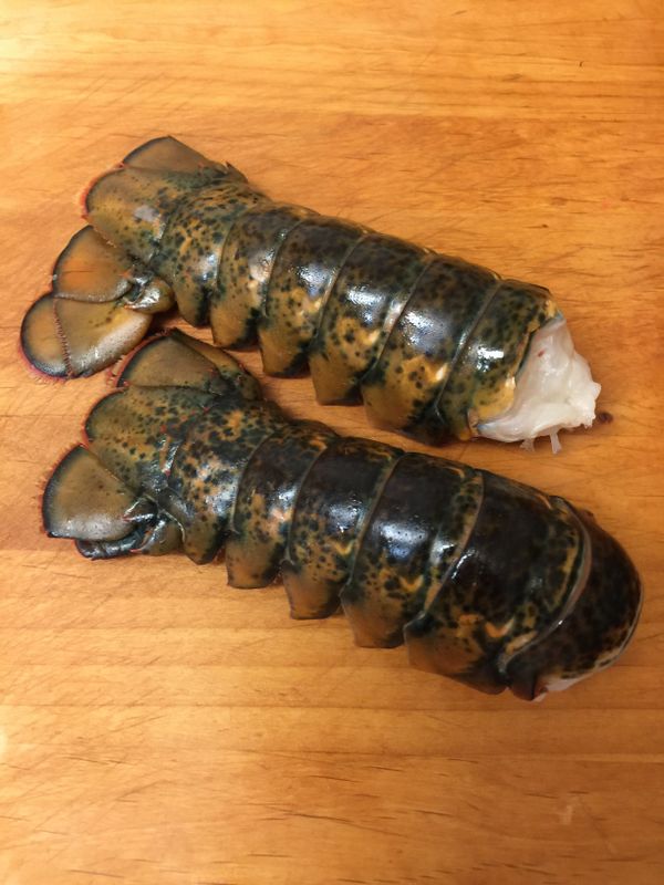 烤箱預熱220度.
龍蝦尾洗淨擦乾後, 用廚房剪刀將上方的殼剪開, 剪至尾部.