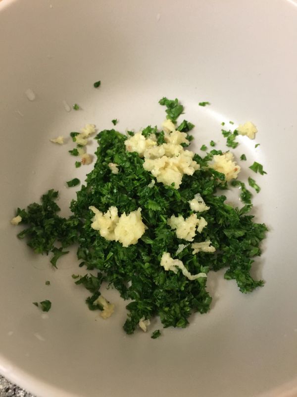 切碎的巴西利末, 與大蒜壓泥後拌勻. 
加入檸檬汁約1.5大匙拌勻