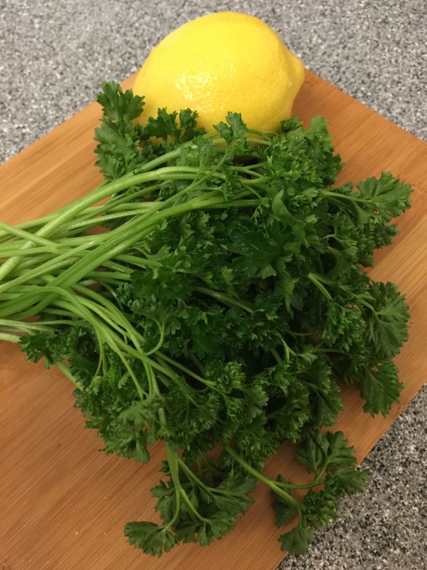 巴西利葉切碎. 
檸檬切半, 一半擠汁, 一半切片做擺盤