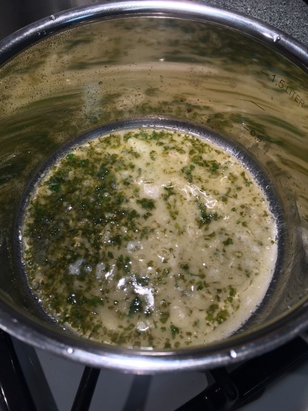 另外製作淋醬.
取出龍蝦, 將烤龍蝦產生的汁, 和另外15克的奶油放入手鍋中加熱至滾